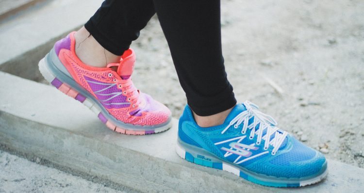 Woman exercising in pink and blue shoes to lower insulin and cortisol levels, since the insulin and cortisol relationship can cause weight gain through stress